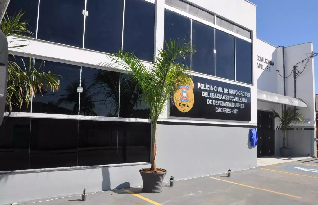 Homem que agr3diu companheira com socos e chutes é preso em flagrante em Cáceres